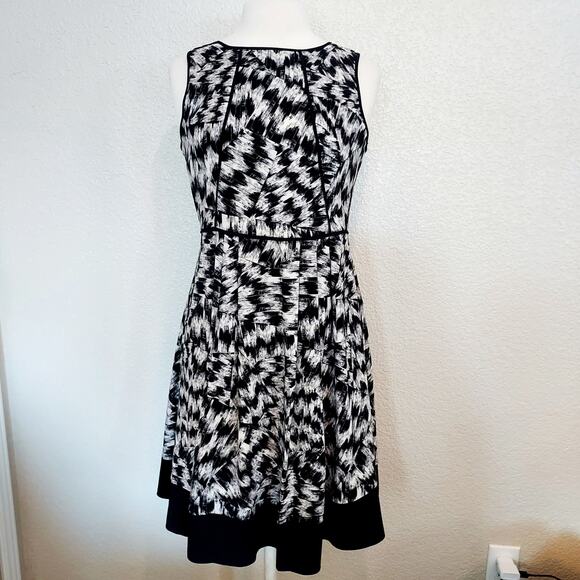 Vince Camuto Dresses & Skirts - Vince Camuto Black & White Pleated Sheath Dress Size 6